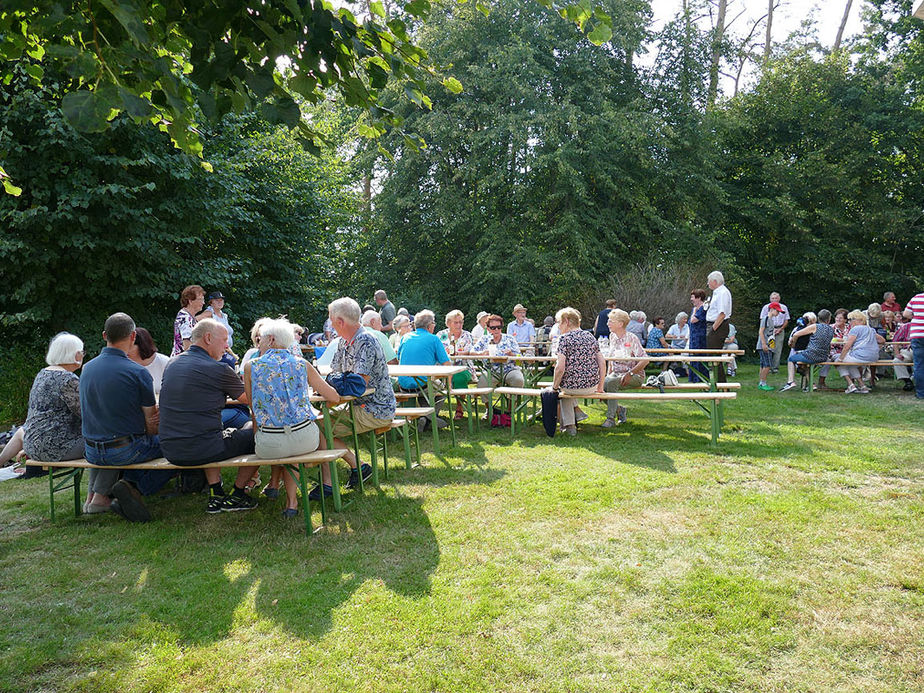 Nachfeier des Mährisch-Neustädter Wachsstockfestes an der Weingartenkapelle (Foto: Karl-Franz Thiede)